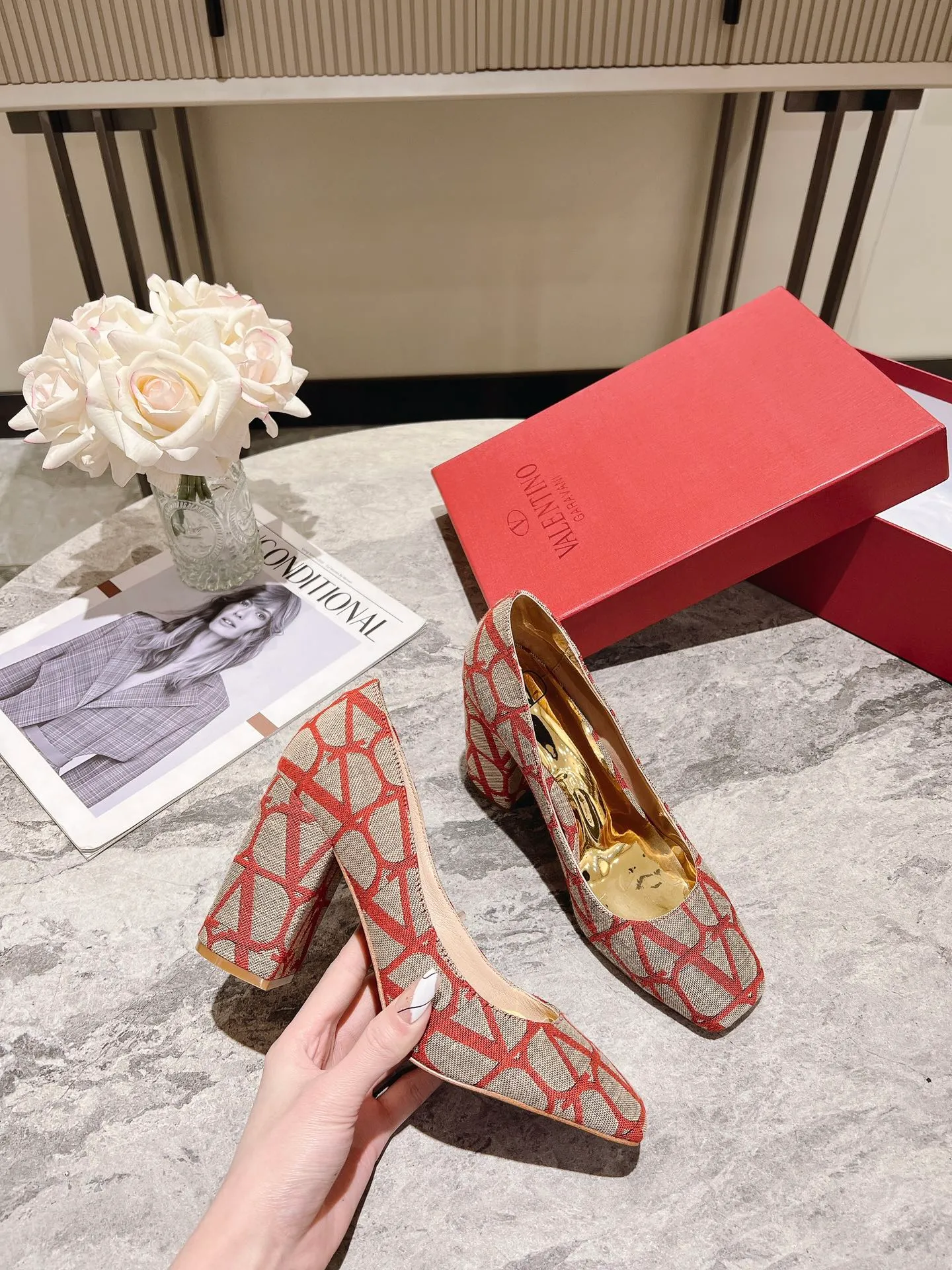 👟👟Ex-factory price 440👟👟 Genuine leather sole +40 Top version 𝑉𝐴𝐿𝐸𝑁𝑇𝐼𝑁𝑂 Valentino new spring and summer women's 5⃣️ color spring shoes. The unique [V logo fabric print pattern] brings out a full sense of high-end, and the new season will live up to expectations! Worth buying★Absolutely high-grade❥Original method, Absolutely sensual❥Elegant style, creating a different feeling, simple and elegant style!  Code number: 35-41 (34-42 customized) Fabric: Fabric printed cloth Lining: Sheepskin lining Heel height: 6cm～8.5cm2⃣️ options Leather outsole Rubber outsole